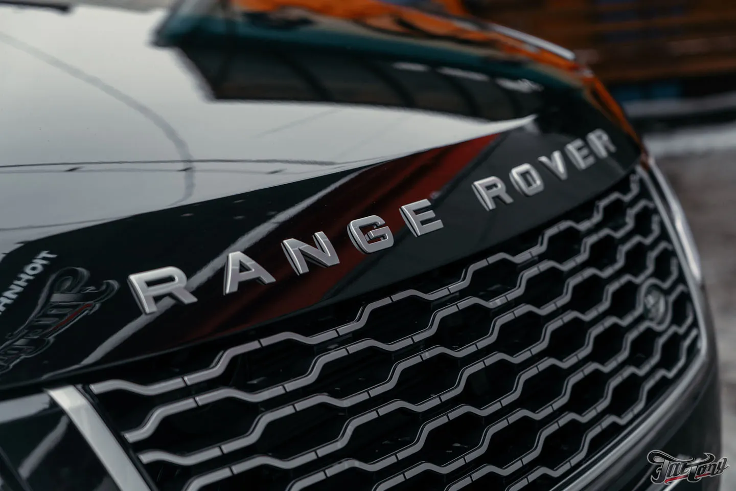 Оклеили переднюю часть Range Rover полиуретаном